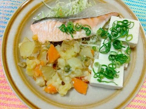 鮭とじゃが芋と人参のチーズ焼きと豆腐でヘルシー